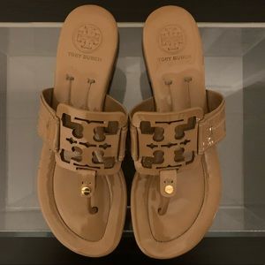 TORY BURCH Square Logo Miller Flat Sandal in Caramel Toffee Tan Brown - Size 8.5